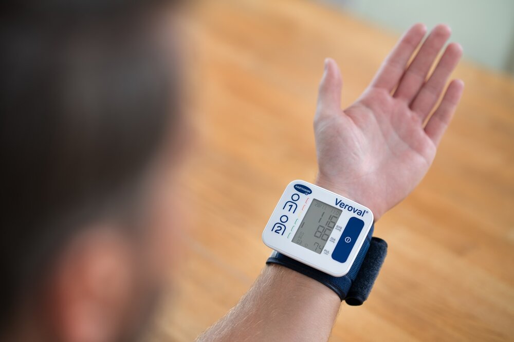 Hartmann - Veroval Compact - Pols Bloeddrukmeter  - in gebruik