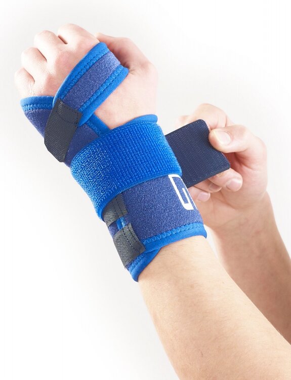 Neo G Stabiliserende polsbrace - met uitneembare spalk - links - in gebruik