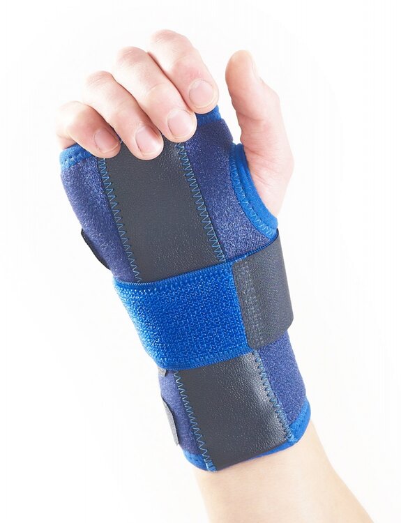 Neo G Stabiliserende polsbrace - met uitneembare spalk - links - in situ