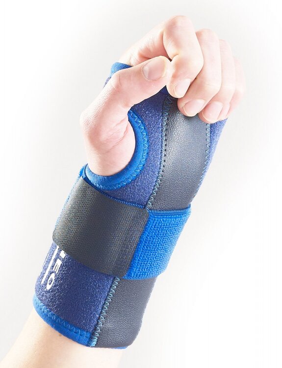 Neo G Stabiliserende polsbrace - met uitneembare spalk - links - in gebruik
