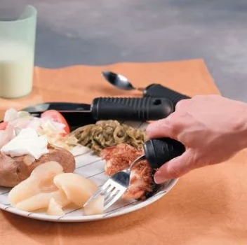 Reuma / Parkinson buigbare vork met verdikt handvat - in gebruik met eten