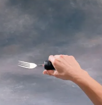 Reuma / Parkinson buigbare vork met verdikt handvat - in gebruik zonder eten