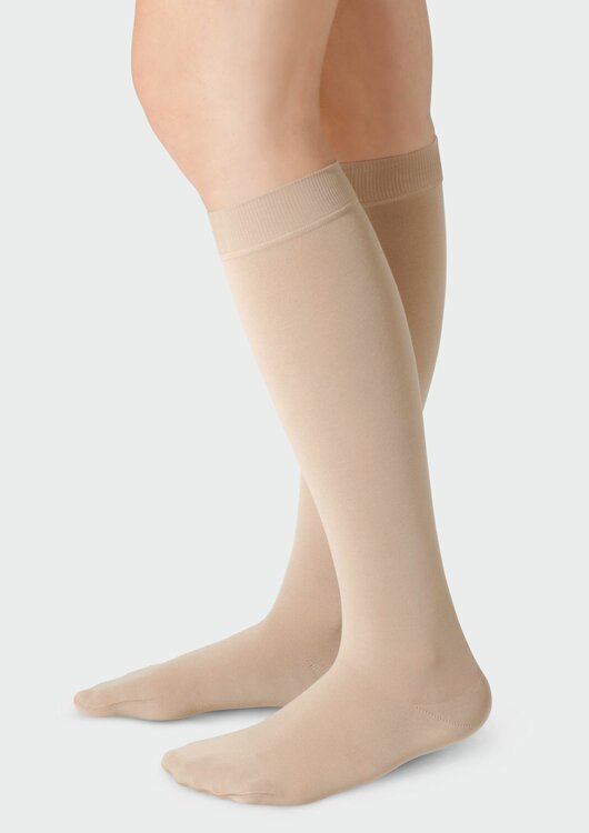 Juzo Soft AD compressiekousen tot aan de knie - klasse 1- tricotboord - gesloten tenen - Almond kleur - effen