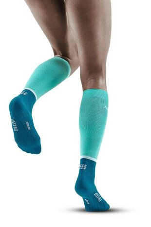 CEP the run socks - woman - ocean/petrol - tot onder de knie met voet - per paar