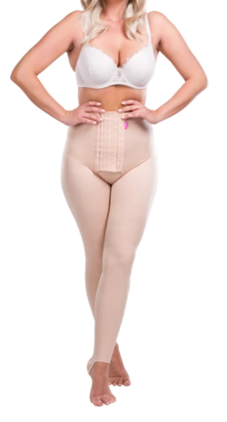 LipoElastic  - Lipo Extend - &quot;V&quot; - verlengstuk met 3 rijen haakjes - huidskleur - op model
