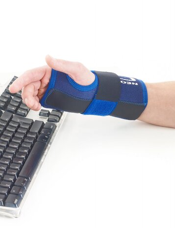 Neo G Stabiliserende polsbrace - met uitneembare spalk - links - in gebruik