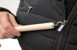 Knopenhaak en ritstrekker combinatie met houten handvat - in gebruik