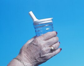 Rillenbeker transparant sure grip cup met 1 wit tuitdeksel - 200ml